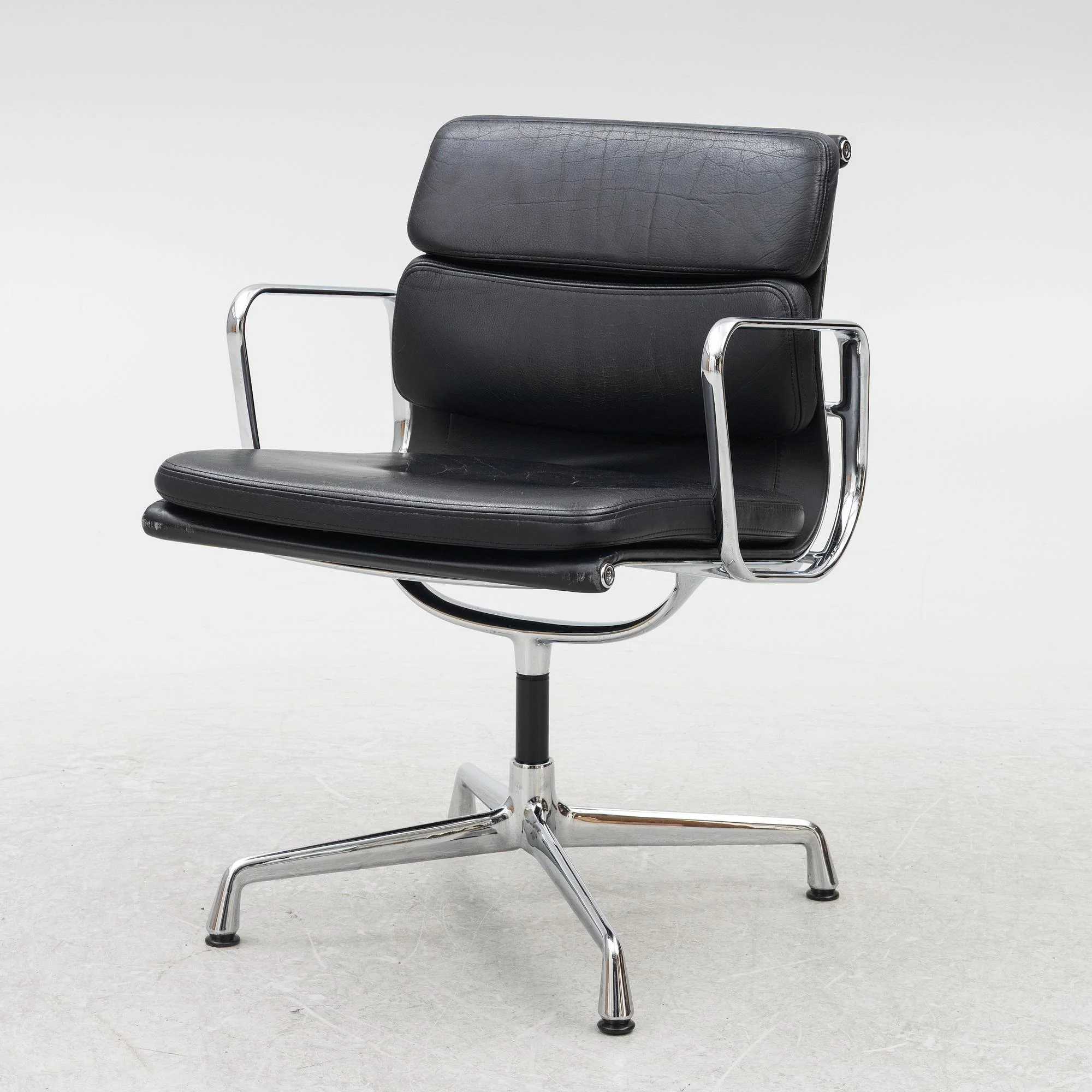 Charles & Ray Eames, kontorsstol, "EA208 Soft Pad Chair", Vitra, 2010-tal. — Design/Möbler — Bukowskis
