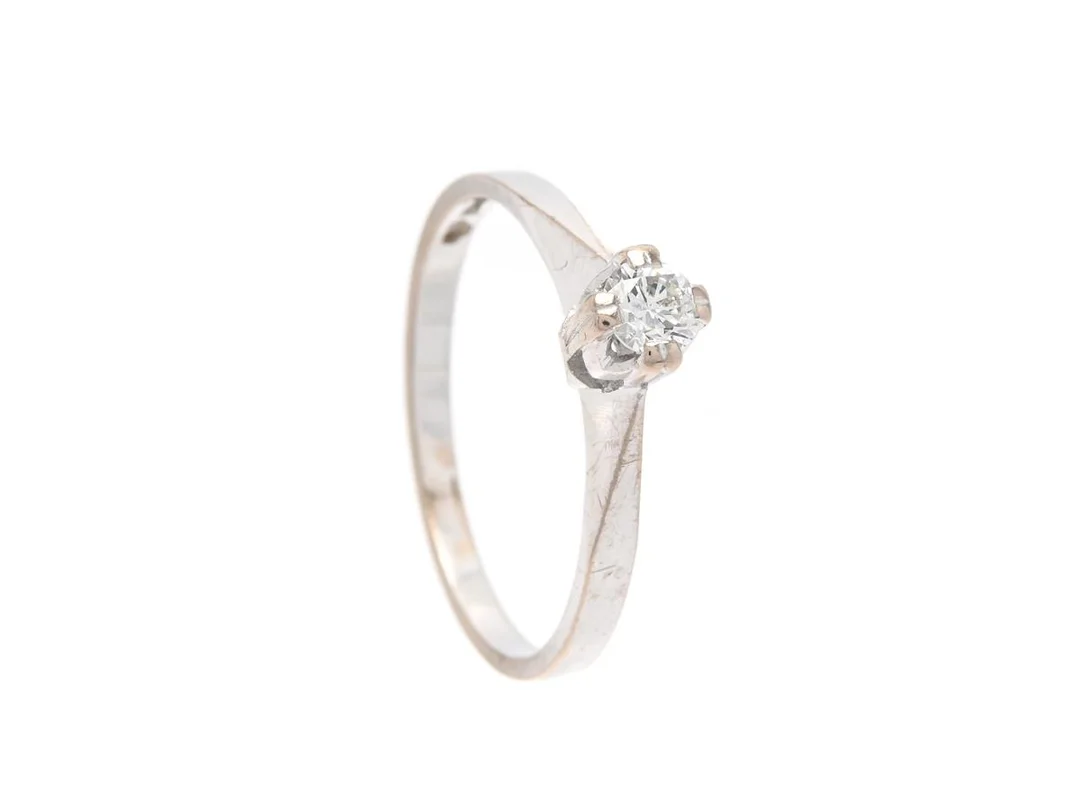 ENSTENSRING, 18K vitguld, briljantslipad diamant 0,22 ct enligt gravyr, ca W/VS, stl 18 mm, vikt 2,5 g, diamant med nagg på kuletten. — Smycken/Enstensring — Kaplans