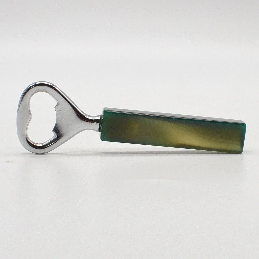 FLASCHENÖFFNER, GRIFF AUS GRÜNEM ACHAT, POLIERTE OBERFLÄCHE, 20. JAHRHUNDERT. — Modern Tools — Kunst- und Auktionshaus Kleinhenz