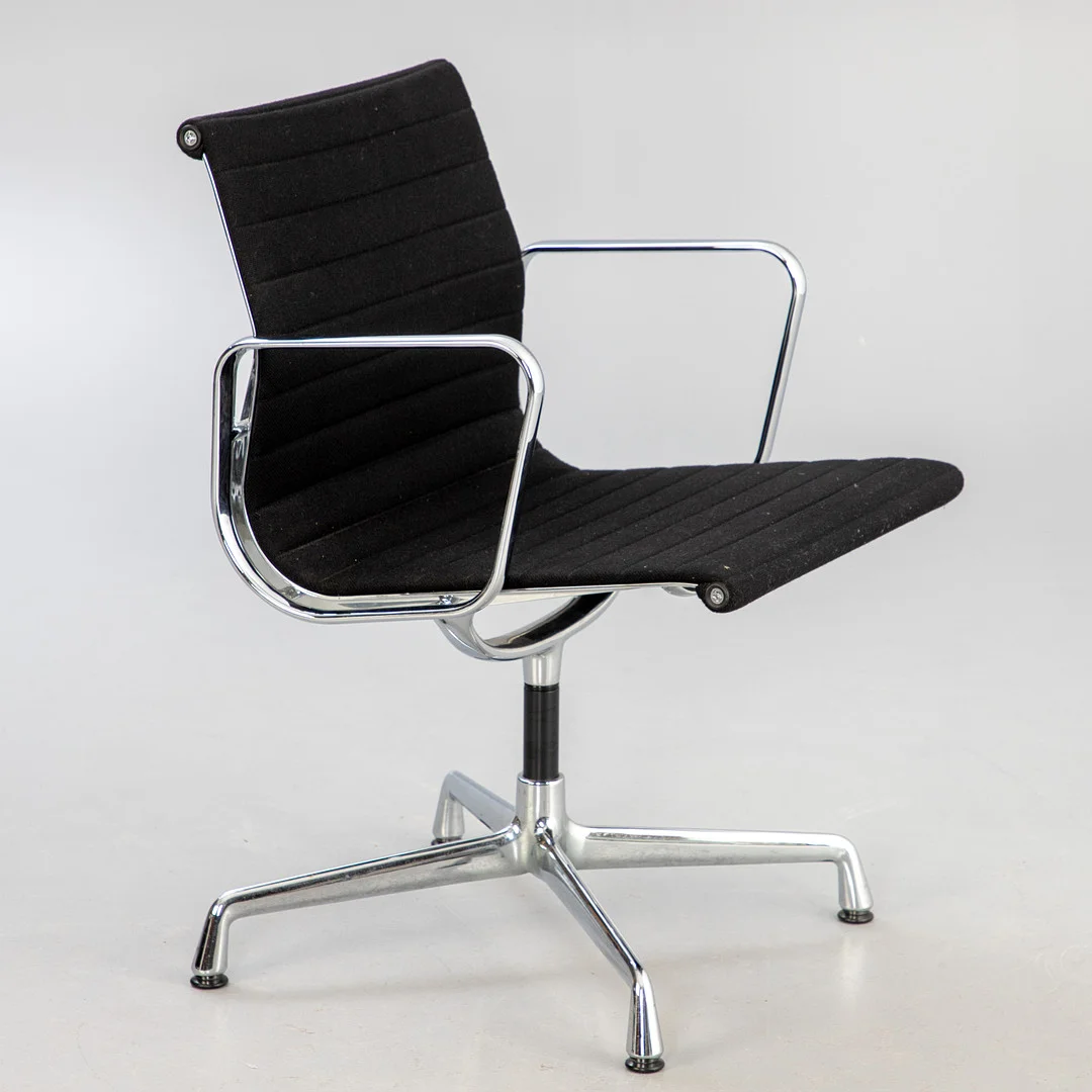 CHARLES & RAY EAMES. Aluminium Chair EA 108, Vitra. — Armchairs & Chairs — Stockholms Auktionsverk Hamburg