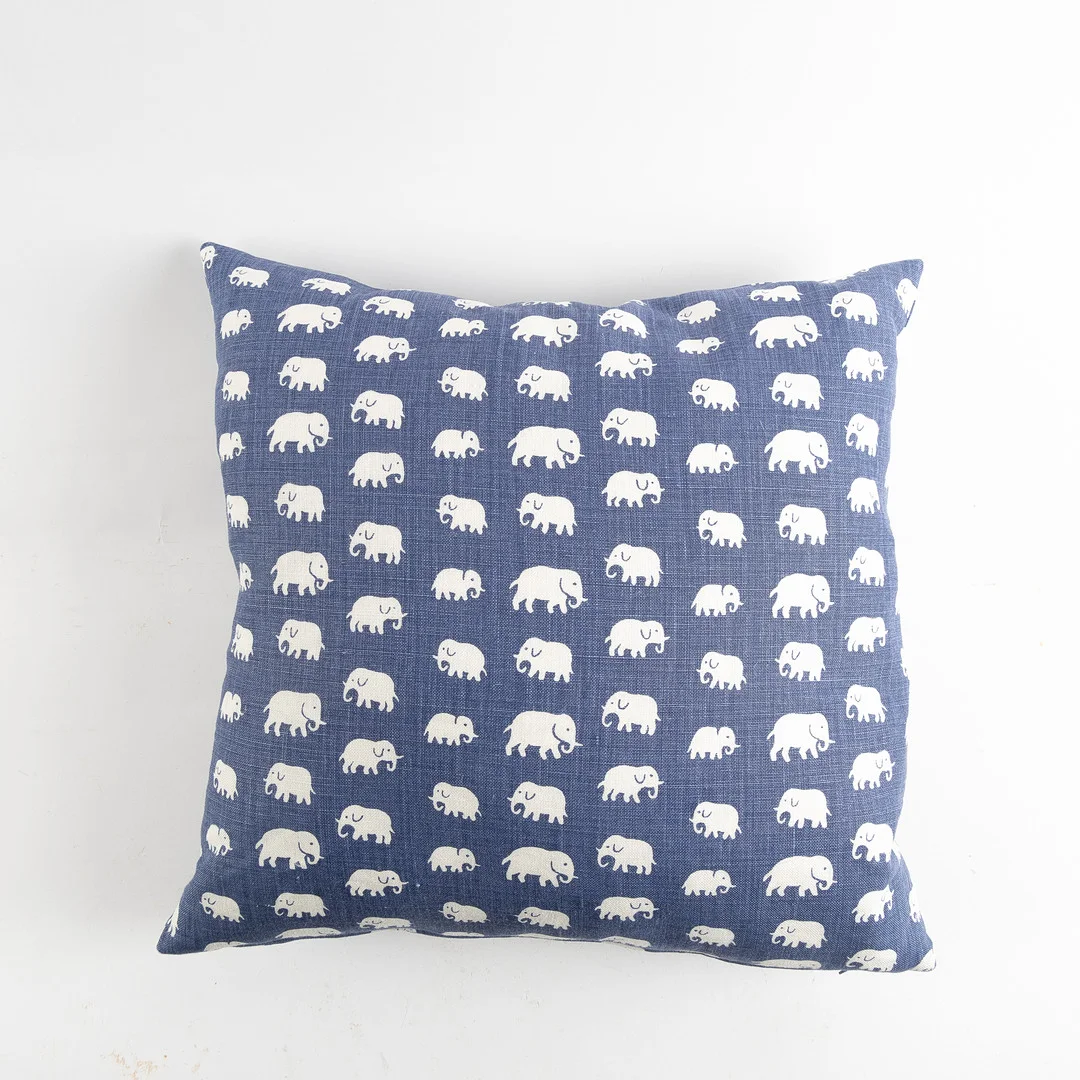 ESTRID ERICSON. Kudde, klädd i tyg "Elefant", linne, från Firma Svenskt Tenn, Stockholm. — Textiles — Stockholms Auktionsverk Helsingborg
