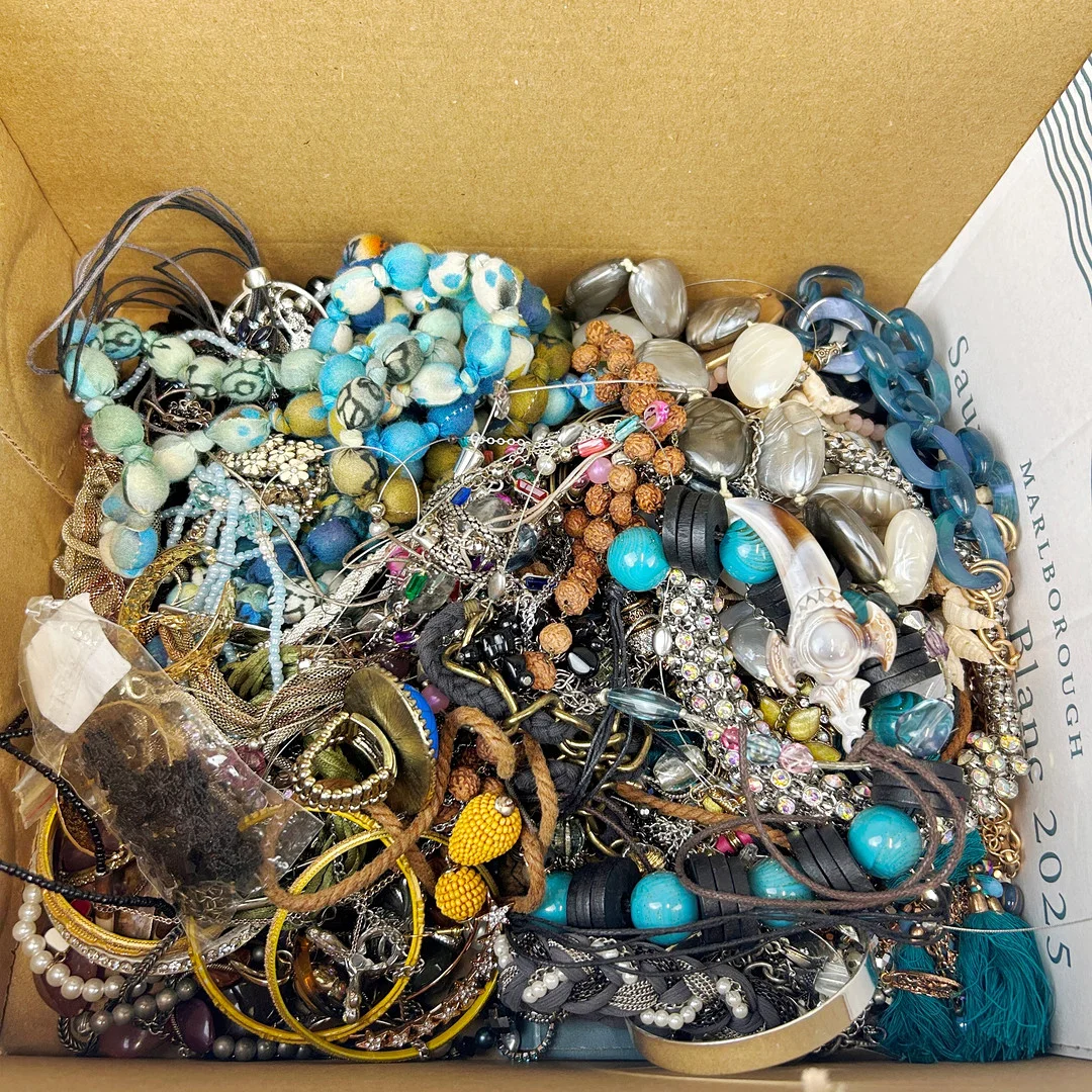 MIXED COSTUME JEWELLERY. — Costume Jewellery — Chalkwell Auctions