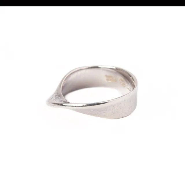 VIVIANNA TORUN BÜLOW-HÜBE. ring, "Möbius", nr 148B, sterlingsilver, Georg Jensen, Danmark.