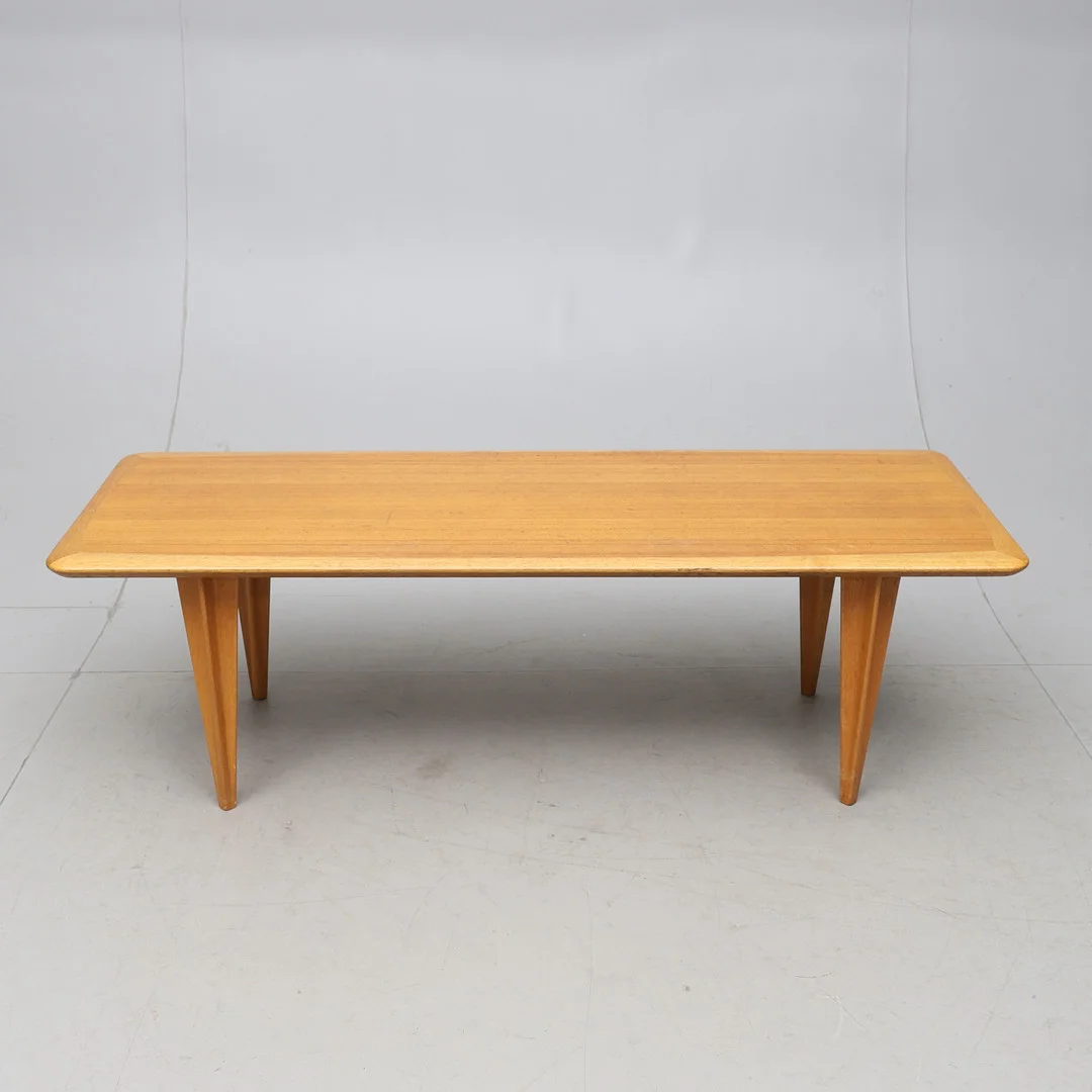SVANTE SKOGH. Soffbord, Säffle Möbelfabrik, 1900-talets andra hälft. — Tables — Gomér & Andersson Norrköping
