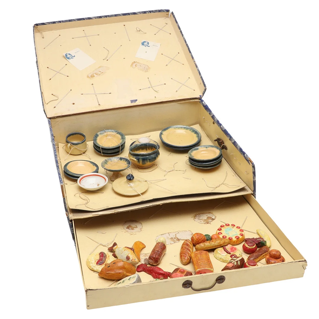 A FRENCH DOLL'S HOUSE DINNER SERVICE. — Toys — Lawrences Auctioneers