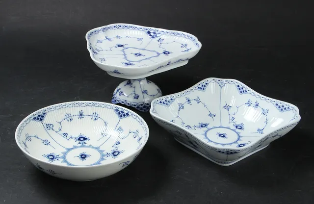 Royal Copenhagen. Musselmalet halvblonde opsats nr. 516, skål nr. 577 samt skål nr. 578 (3)