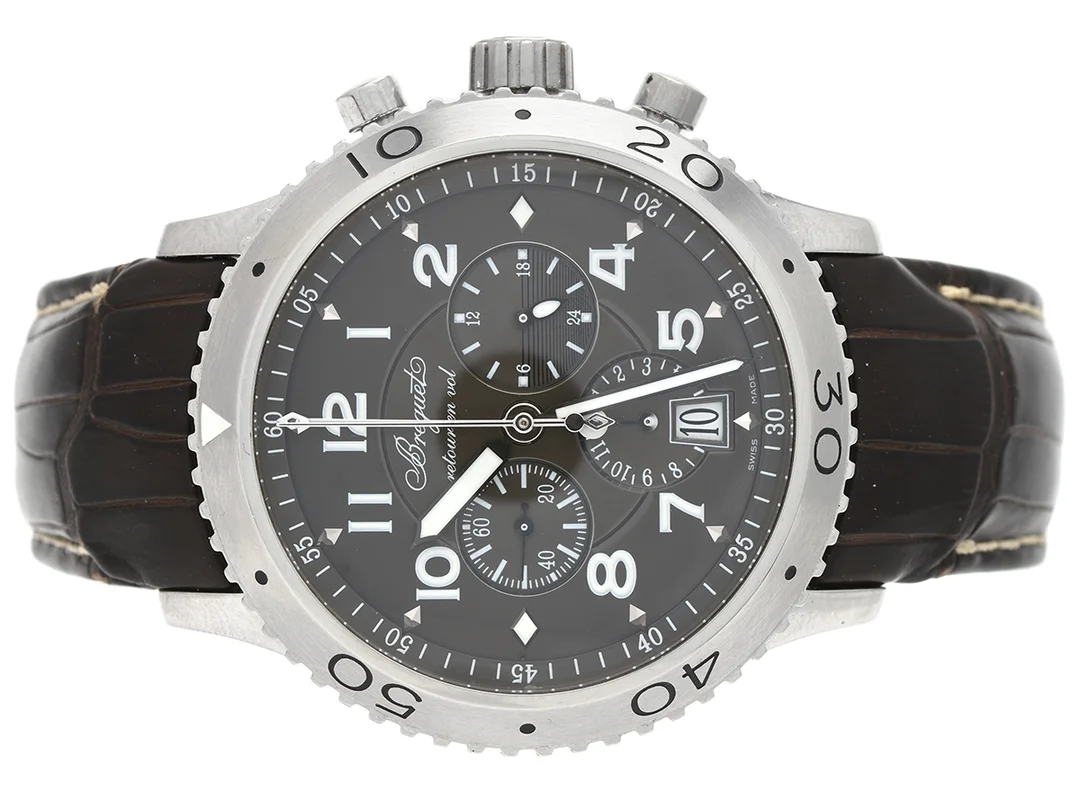 BREGUET, Type XXI, retour en vol, Cal 5840, Serie nr. 0137669, Ref nr. 3810ST/92/9ZU, Boett nr. 74384, kronograf (flyback), herrur, 42 mm, stål, automatisk, safirglas, datum, läderband, viklås, cert, september 2006, box, ytterkartong. — Klockor/Breguet — Kaplans