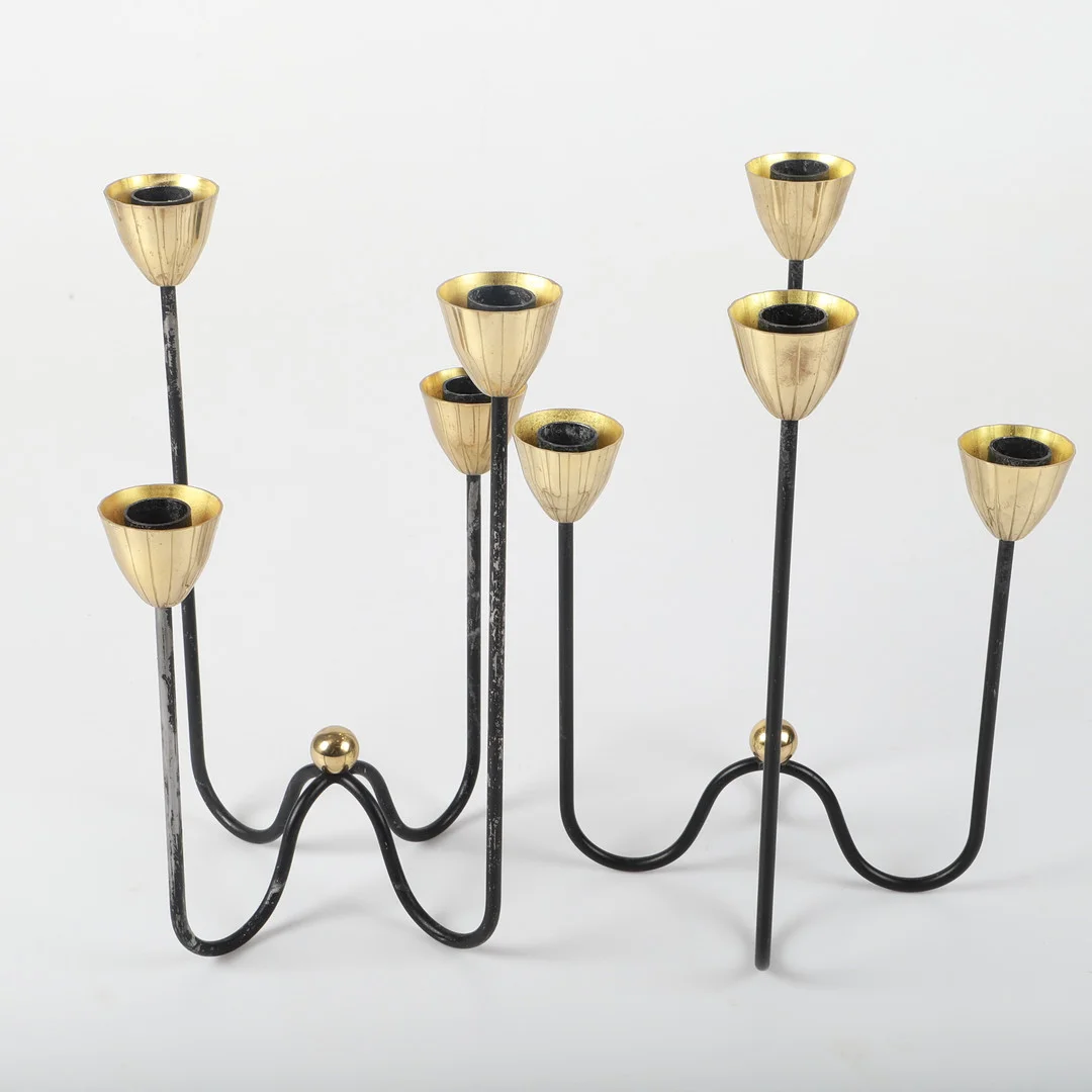 GUNNAR ANDER. Kandelabrar, 1 par, svartlackerad metall och mässing, Ystad-Metall, 1950-tal. — Candlesticks — Helsingborgs Auktionskammare