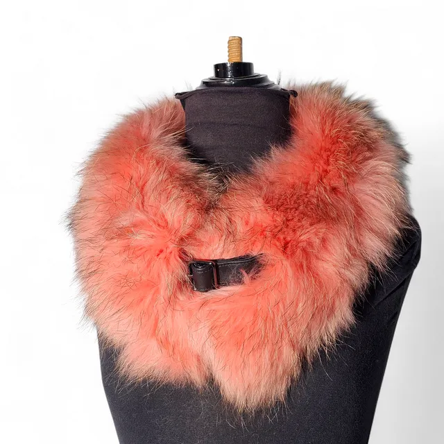 Cuello en racoon salmón con cierre en hebilla.