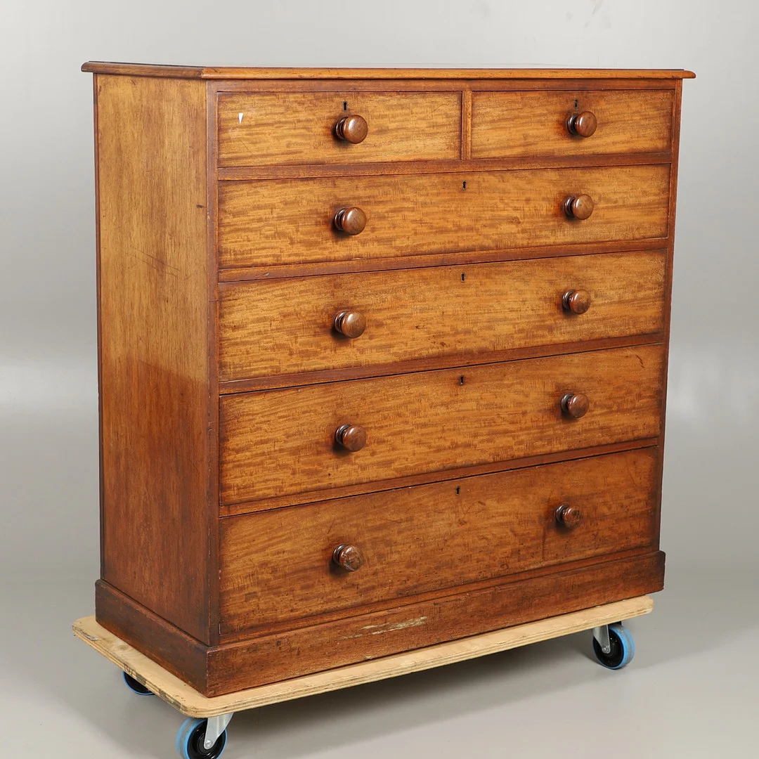 A VICTORIAN MAHOGANY CHEST OF DRAWERS. — Chests of drawers — Lawrences Auctioneers