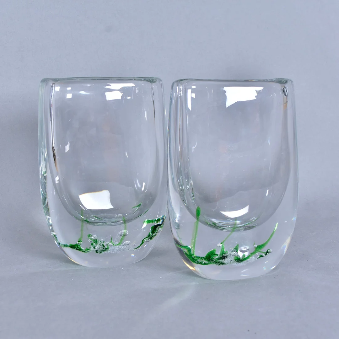 VICKE LINDSTRAND. Vaser, 2-stycken, glas, "Sjögräs", Kosta. — Art glass — Halmstads Auktionskammare