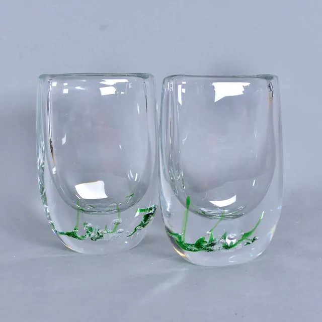VICKE LINDSTRAND. Vaser, 2-stycken, glas, "Sjögräs", Kosta.
