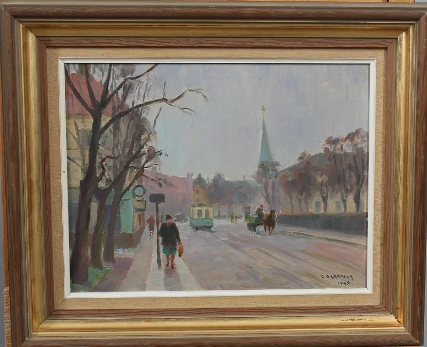 CARL OSCAR LARSSON. Olja på pannå, Bygata, signerad C O Larsson, daterad 1949. — Paintings — Limhamns Auktionsbyrå