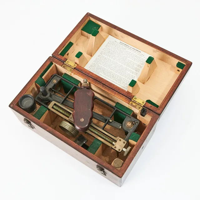 STADIMETER, Schick Incorporated, Stamford Conn, U.S.A. 1943, för U.S. Navy-BU. ships, mässing med svart krymplack, numrerad 14100, i träetui.