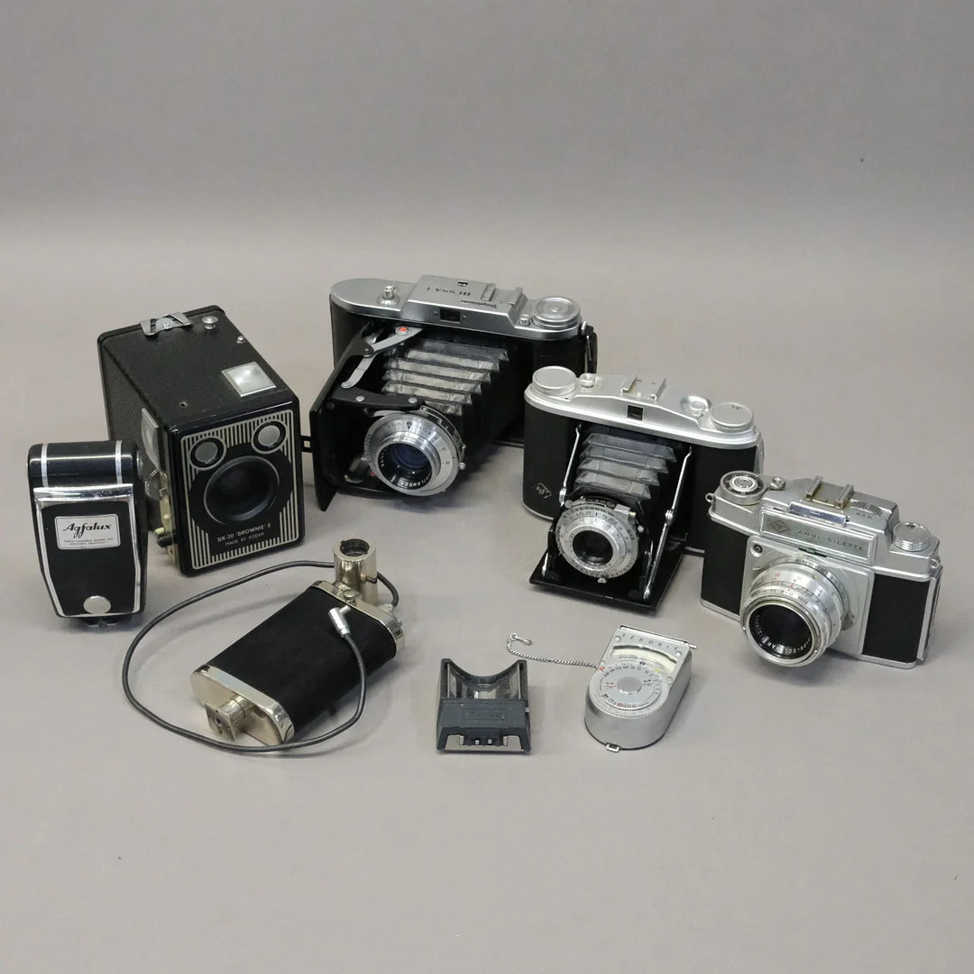 KAMEROR MED TILLBEHÖR. — Cameras & accessories — Björnssons Auktionskammare
