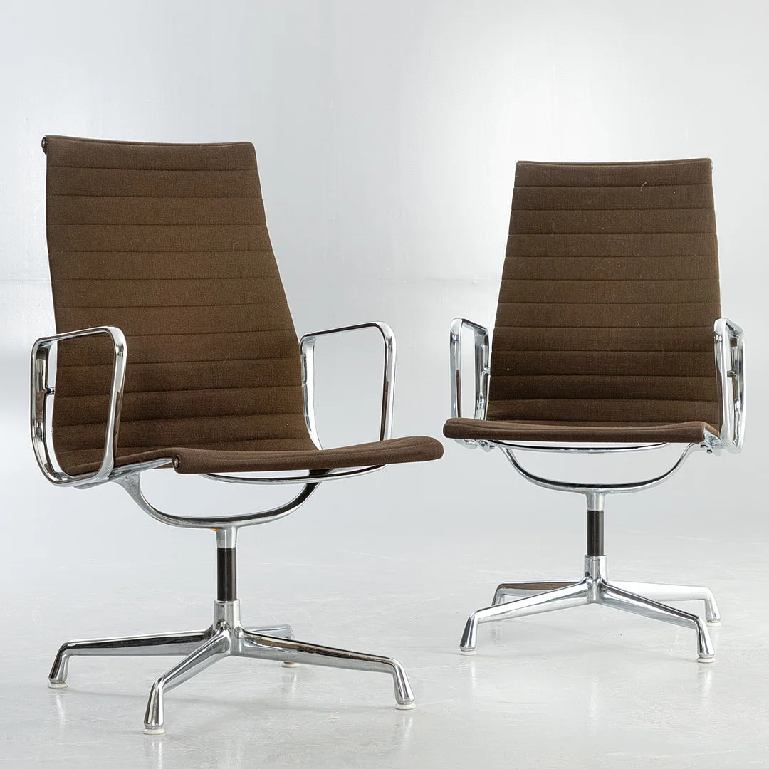 CHARLES & RAY EAMES. Herman Miller. 2 Aluminium Chairs "EA 109", Hopsak in braun (2). — Armchairs & Chairs — Stockholms Auktionsverk Hamburg