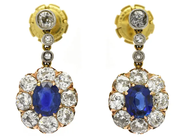 CARMOSÉÖRHÄNGEN, 18K/14K guld, 2 blå safirer ca 1,80 ctv, 20 gammal- samt åttkantslipade diamanter ca 2,50 ctv, ca W-Cr(H-J)/SI-P, vikt 5,1 g, stift, safirer med slitna fasettkanter, två diamanter med skador, i övrigt mindre nagg, omgjorda.