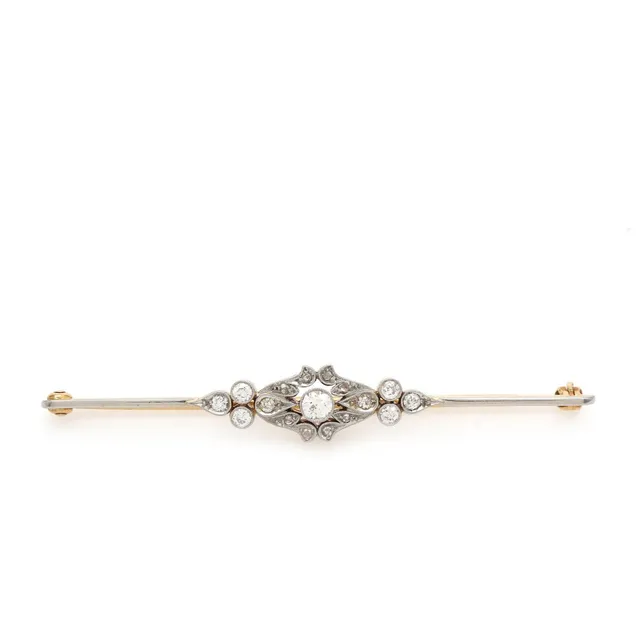 Belle Epoque diamond brooch set with old- and rose-cut diamonds, mounted in 18k gold and platinum. L. 6 cm. C. 1905–1910.
