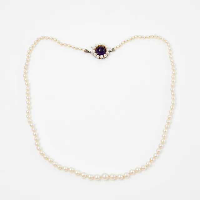 PÄRLHALSBAND, odlade saltvattenspärlor, ca 3-6 mm, lås i silver med dekor av ametist, J. Köhle, Pforzheim Tyskland, svenska importstämplar.