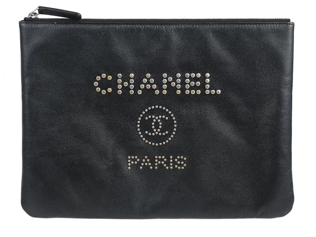 CHANEL, CLUTCH, Medium Caviar Deauville Studded O Case Clutch, svart kaviarläder, silverfärgade beslag, 26,5x20 cm, hologrammärkt 25611673, år 2018. Good Condition.