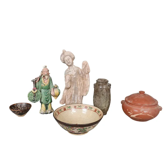 A COLLECTION OF EARTHENWARE POTTERY, TWO FIGURES AND TWO BOWLS (6).
