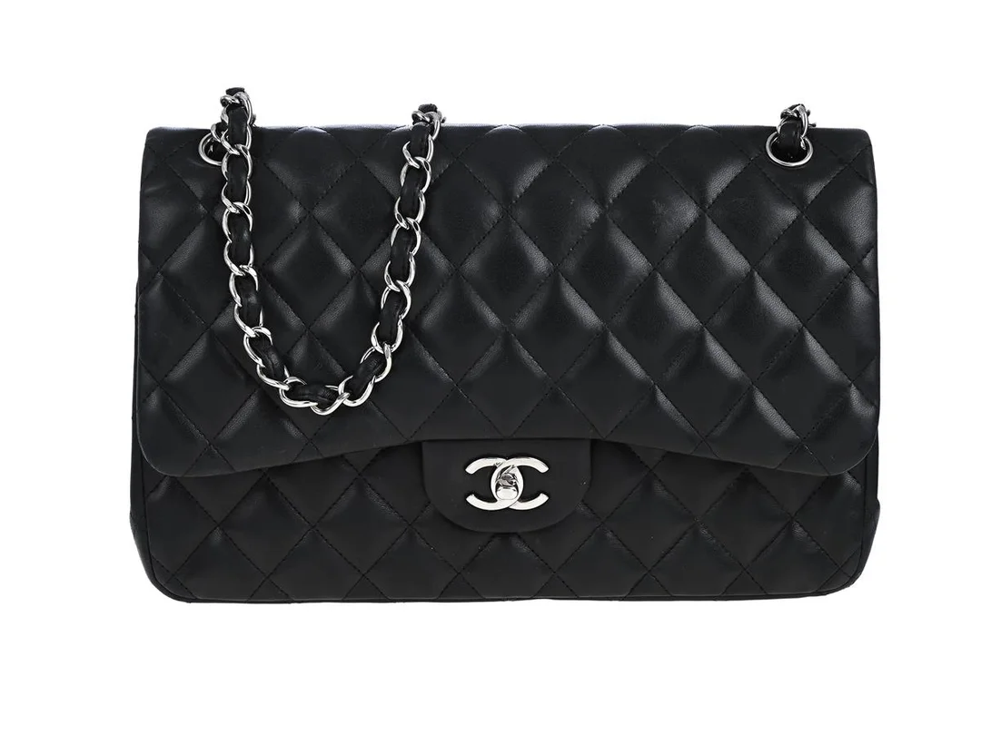 VÄSKA, CHANEL, Jumbo Double Flap Bag, svart quiltat lammskinn, silverfärgade beslag, 30x20x9 cm, hologrammärkt 15817767, år 2011, bruksslitage. — Accessoarer/Väskor — Kaplans