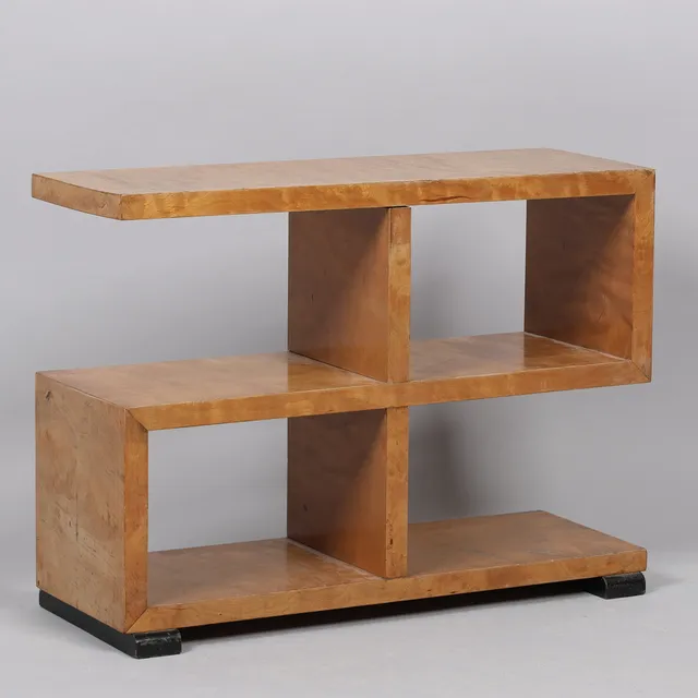 Art Deco reol af birk, fødder af sortlakeret træ, Snedkermester Rasmus Dahl, Slagelse, Danmark, 1920'erne.