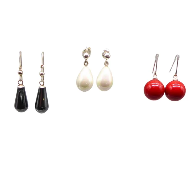 2 PAAR HÄNGEOHRRINGE UND 1 PAAR OHRSTECKER, SCHWARZER ONYX, KORALLE UND SÜSSWASSERPERLE UND 925ER SILBER.