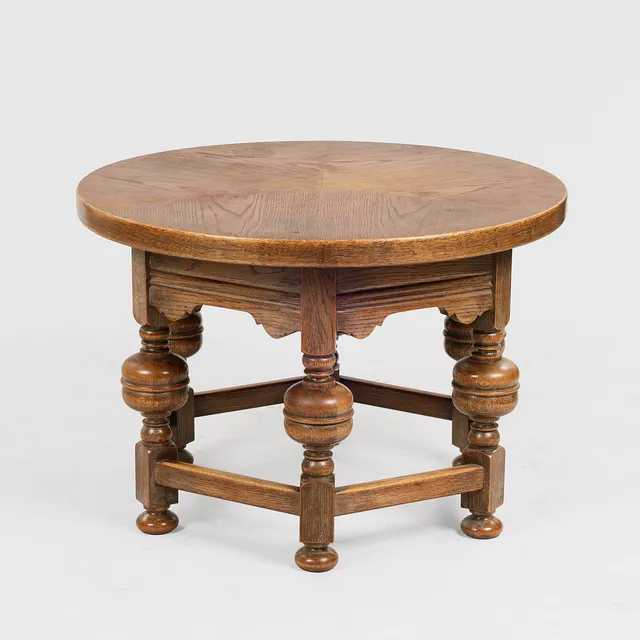 Rundt sofabord, barok form af eg. 1900 tallet.