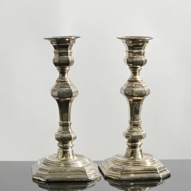 PAREJA DE CANDELEROS EN PLATA PUNZONADA.