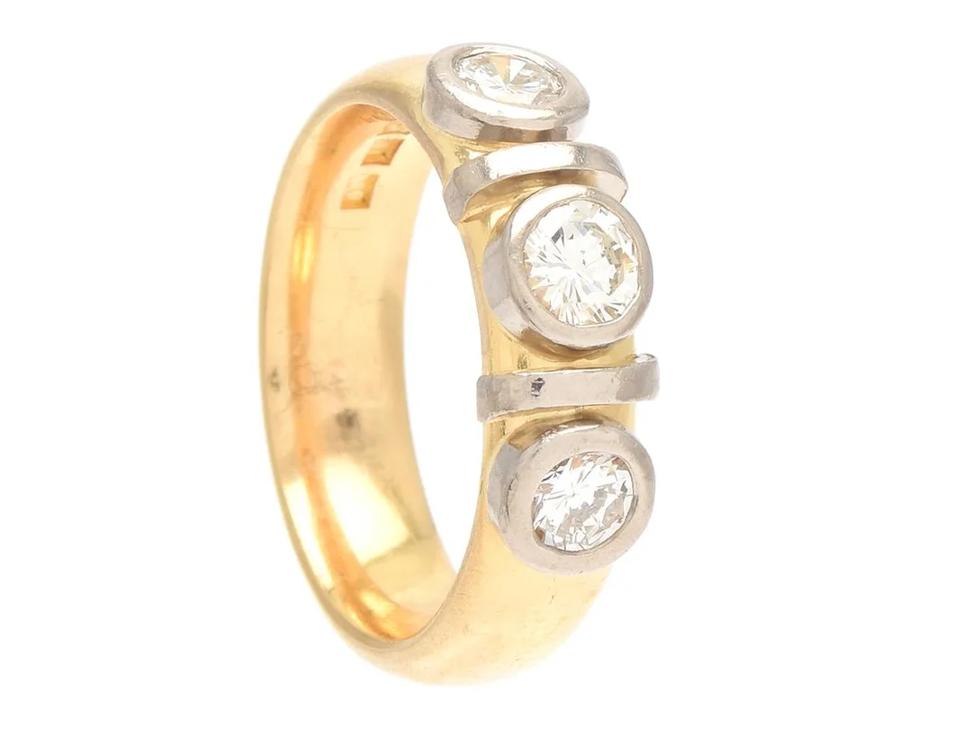 TRESTENSRING, 18K guld, 3 briljantslipade diamanter 0,78 ctv enligt gravyr, ca TW/VS-SI, Kå-Ce, Stockholm 1998, stl 16,5 mm, vikt 8,9 g, 1 diamant har nagg på kuletten. — Smycken/Trestensring — Kaplans
