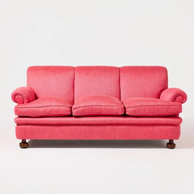 JOSEF FRANK. Soffa, Firma Svenskt Tenn, modellnummer 703, klädd i Margit Thoréns textil "Vägen" i rosa.
