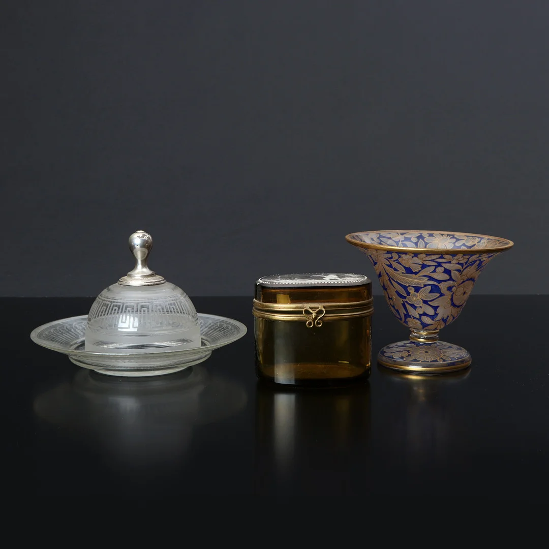 GLAS, TRE DELAR. Smörkupa m.m. 18-1900-tal. — Utility glass — Skånes Auktionsverk