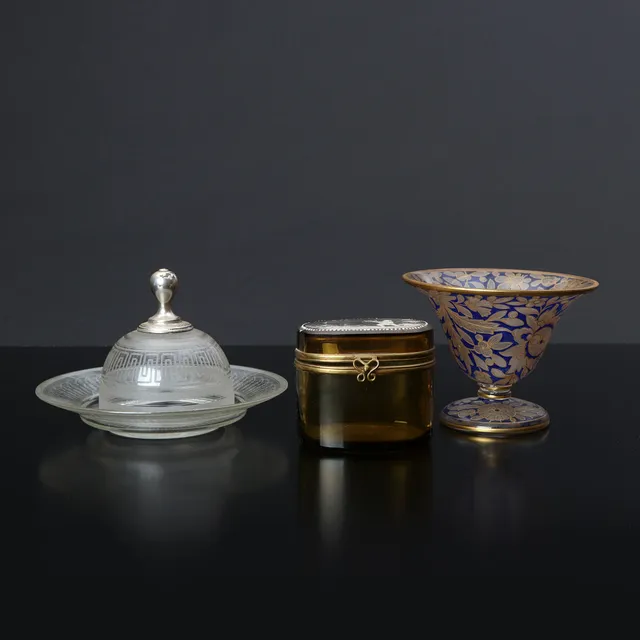 GLAS, TRE DELAR. Smörkupa m.m. 18-1900-tal.