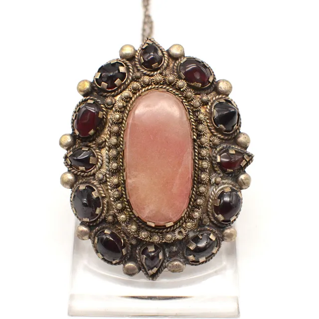 ANTIKES SILBERCOLLIER MIT ROSENQUARZ UND ALMANDIN CABOCHONE, 835ER SILBERKETTE, DEUTSCHLAND, 19. JAHRHUNDERT.