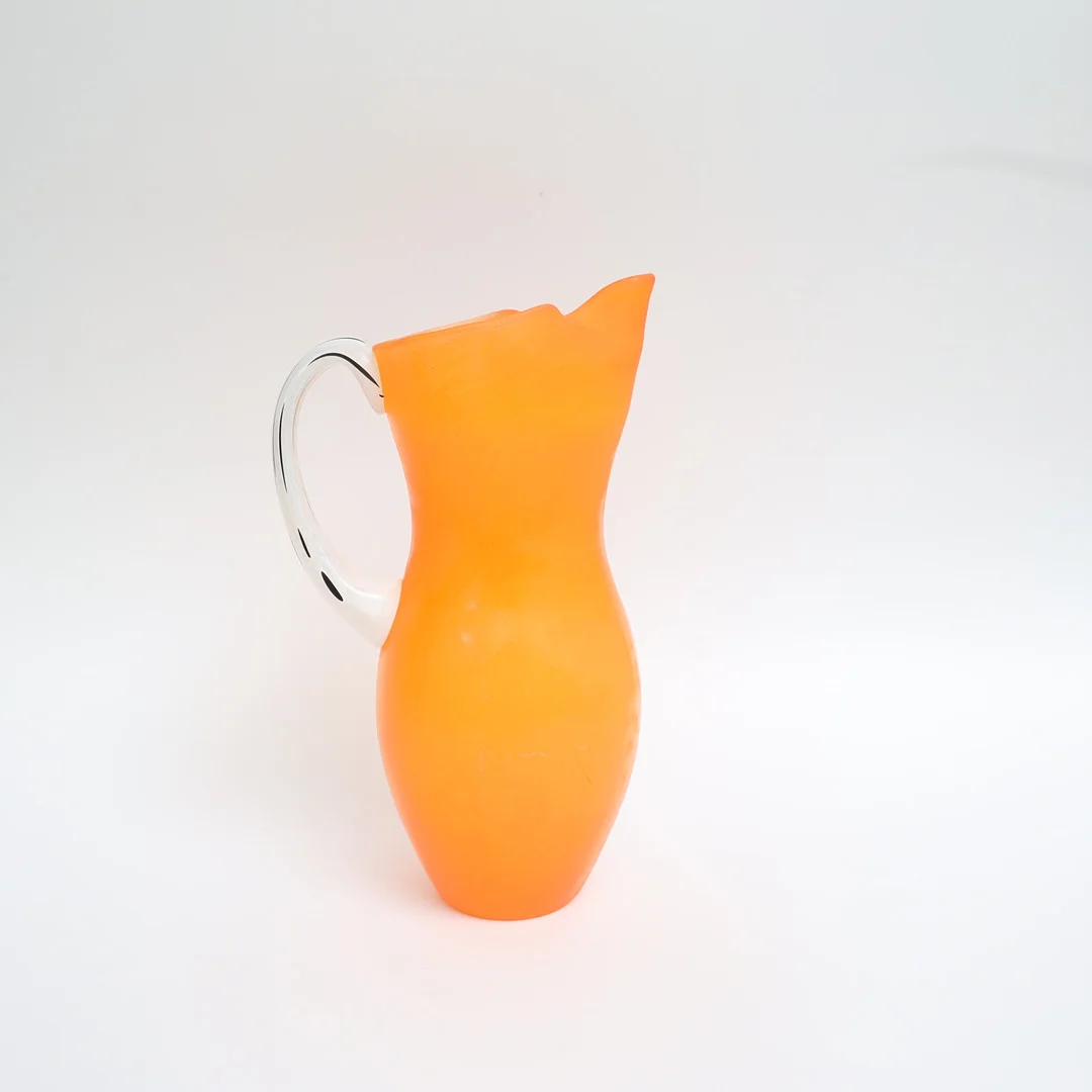 GUNNEL SAHLIN. Serveringskanna, "Amazon" konstglas, kosta boda, orangetonat glas med påklippt hänkel, etikettmärkt och signerad. — Art glass — Falun Auktionsbyrå