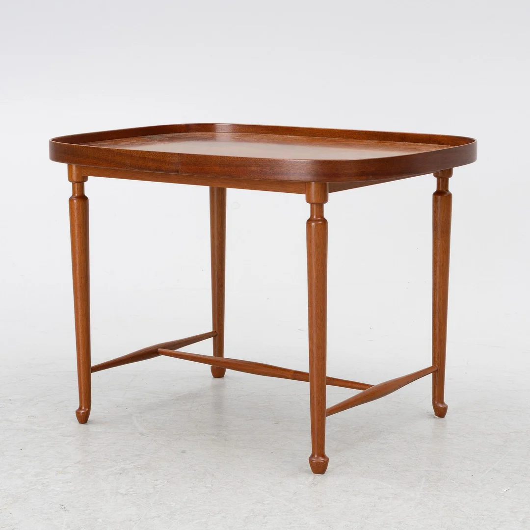 Josef Frank, soffbord / sidobord, modell B 974, Firma Svenskt Tenn, ca 1990. — Design/Möbler — Bukowskis