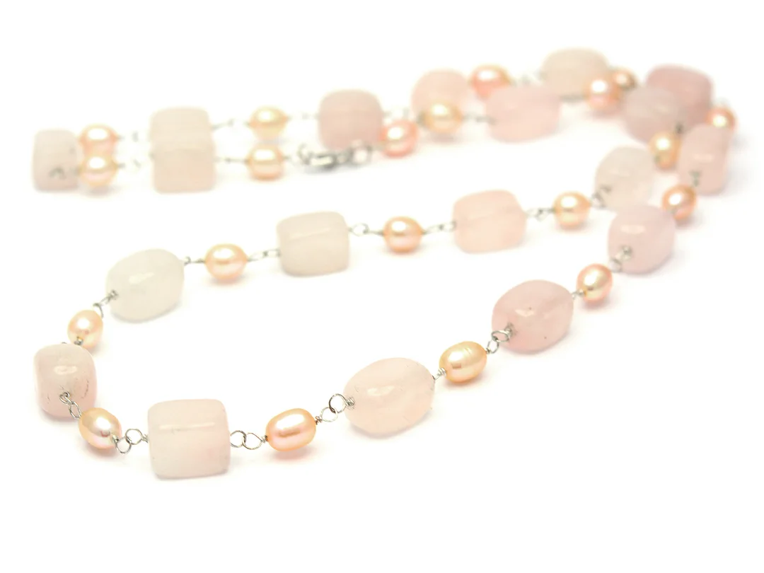 COLLIER, rosenkvarts, odlade sötvattenspärlor, rosa, detaljer och lås i silver, längd 69 cm. — Smycken/Collier — Kaplans