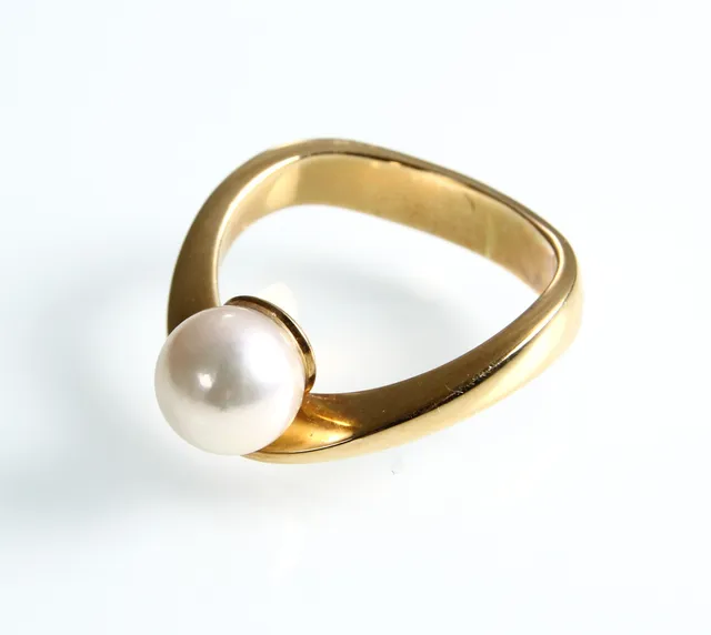 Frantz Hingelberg. Ring of 18 kt. gold with pearl.