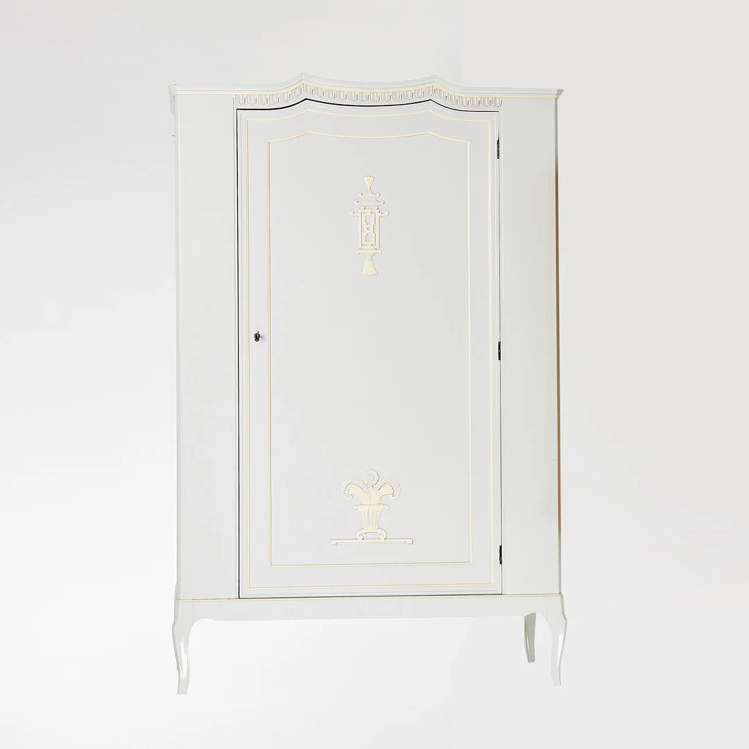 SKÅP, 1920-tal, bemålat i grått, skurna dekorelement, invändigt med spegel, 2 lådor samt 7 flyttbara hyllplan. — Cupboards, Cabinets & Shelves — Stockholms Auktionsverk Sickla
