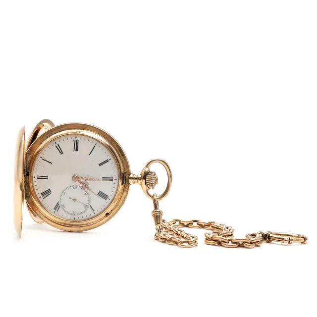 Double-cased pocket watch of 14k gold, case no. 692134. Mechanical movement with lever escapement and crown winding. White enamel dial with Roman numerals and gilt hands. Dust cap of 14k gold. Weight of watch app. 108 g. Ø 53 mm. Accompanied by chain of 14k gold. Weight app. 31 g. L. 29 cm.