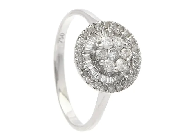 RING, 18K vitguld, 31 briljantslipade och 25 baguetteslipade diamanter ca 0,56 ctv, ca TW-TCr/SI-P, stl 17 mm, vikt 2,0 g, flera diamanter har nagg och skador.