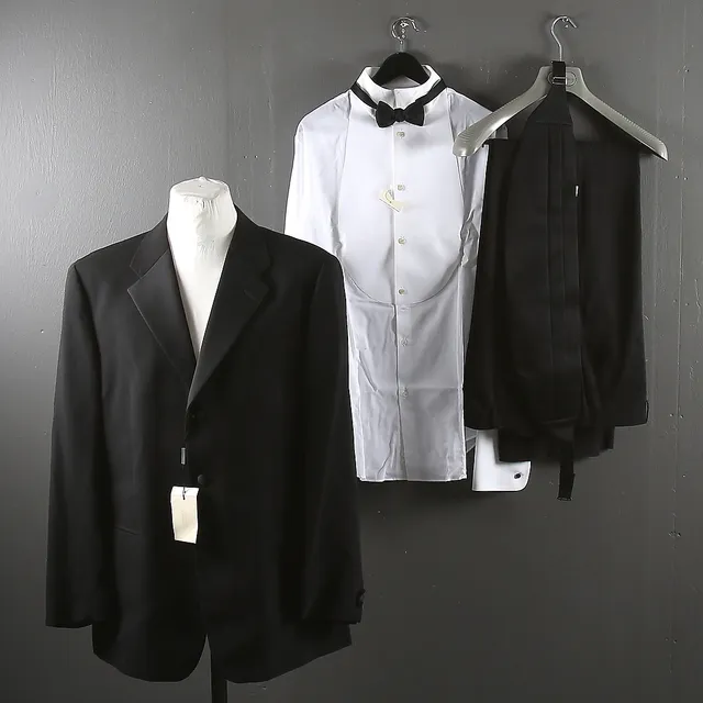 EMPORIO ARMANI. Smoking, 5 delar, kavaj, byxor, smokingskjorta, gördel och fluga, Milano, Italien, 2000-tal.