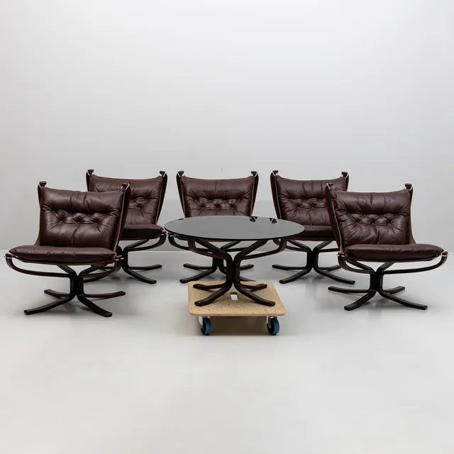 SIGURD RESSEL. 5 FÅTÖLJER samt BORD, "Falcon", etikettmärkt, Vatne Möbler, Norge, 1970-tal.