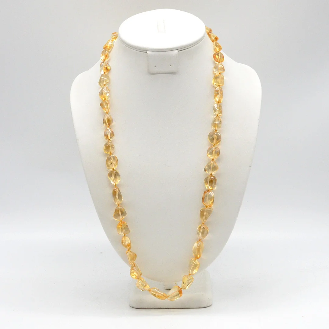 EDELSTEINCOLLIER AUS CITRIN, POLIERTE OBERFLÄCHE, EINZELN GEKNÜPFT, VERGOLDETER VERSCHLUSS, SPÄTE 20. JH., CA. 73,5 CM. — Necklace — Kunst- und Auktionshaus Kleinhenz