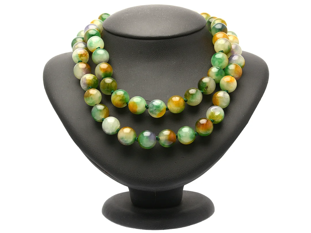 COLLIER, färgad jade, kulor diameter ca 13 mm, knutet, längd 84 cm. — Smycken/Collier — Kaplans