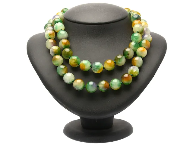 COLLIER, färgad jade, kulor diameter ca 13 mm, knutet, längd 84 cm.
