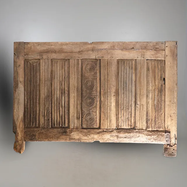 17TH/18TH CENTURY CARVED WOODEN BED END.