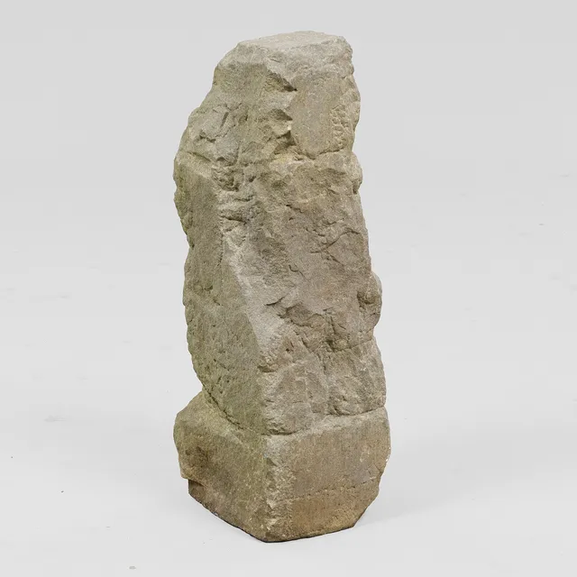 JENS BLOCH. Skulptur af sandsten forestillende siddende figur med barn, Danmark.