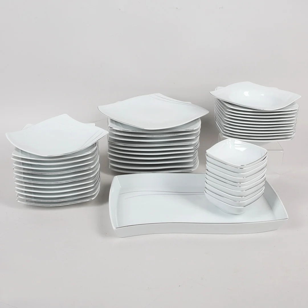 ANNE ROSLIEN. Servisdelar, 46 delar, porslin, "Celebration", Fyrklövern. — Tableware — Ekenbergs Auktioner